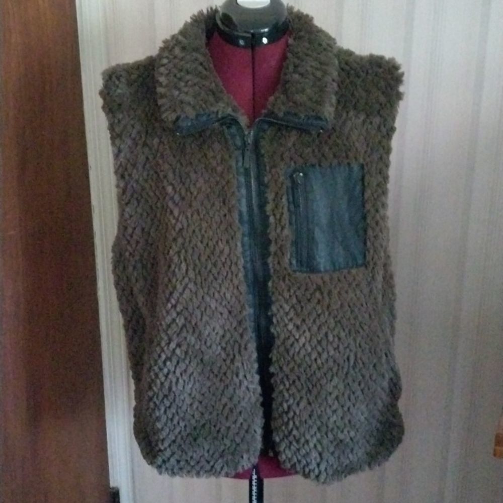 COLLECTIONB NEW York furry zip up vest size XL